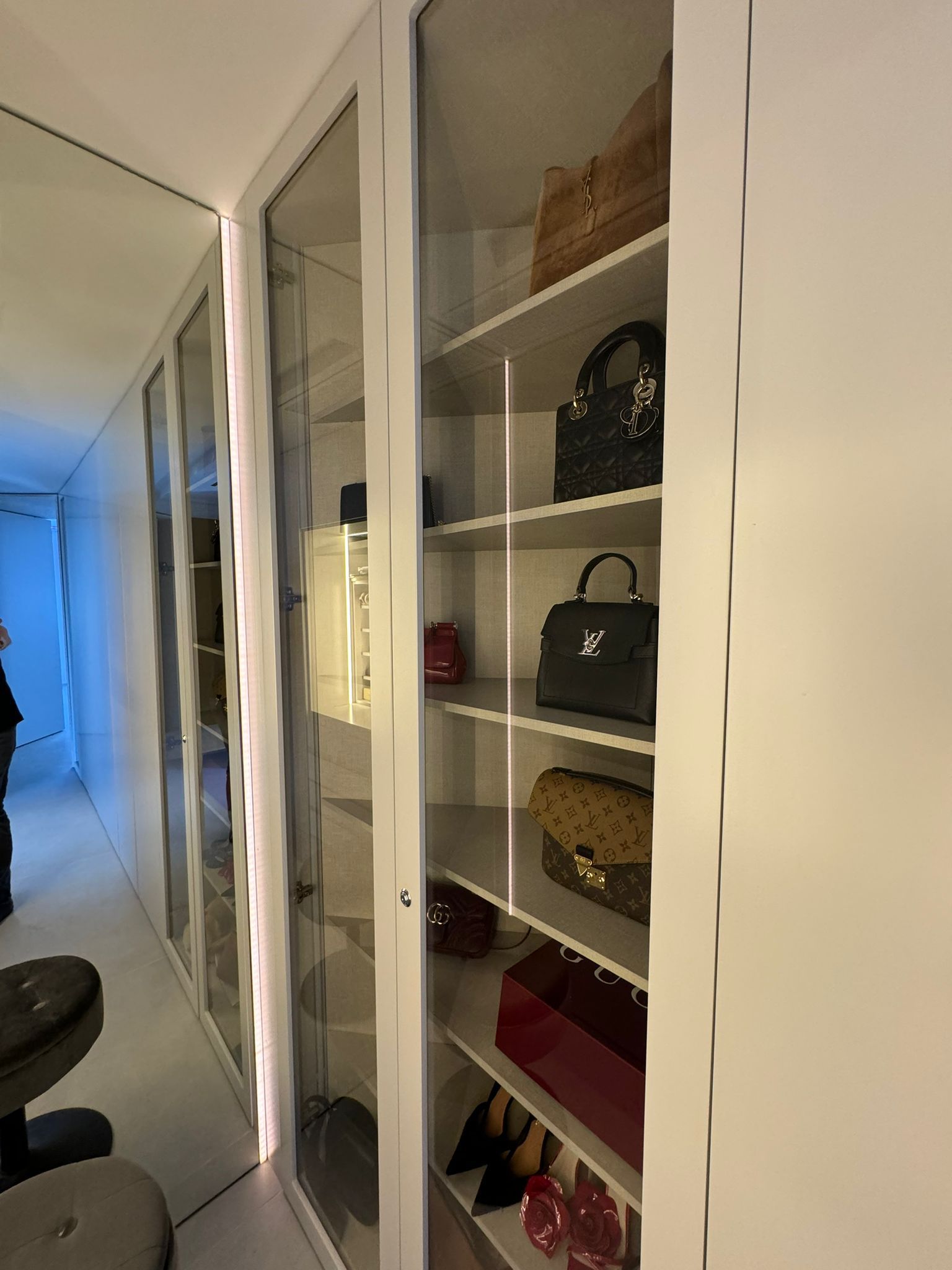 Vestidor con vitrinas iluminadas
