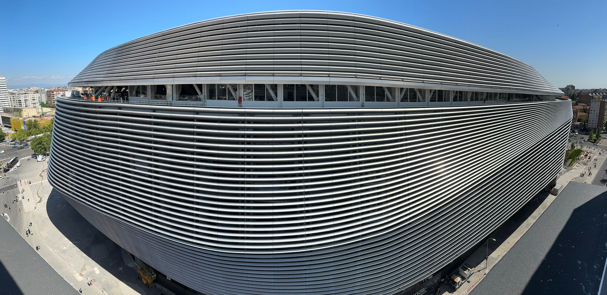 Fachada del estadio Santiago Bernabéu vista desde la vivienda