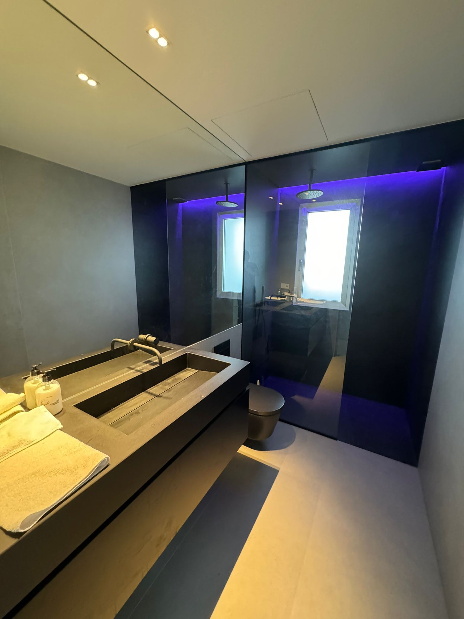 Baño de diseño con ducha de cromoterapia