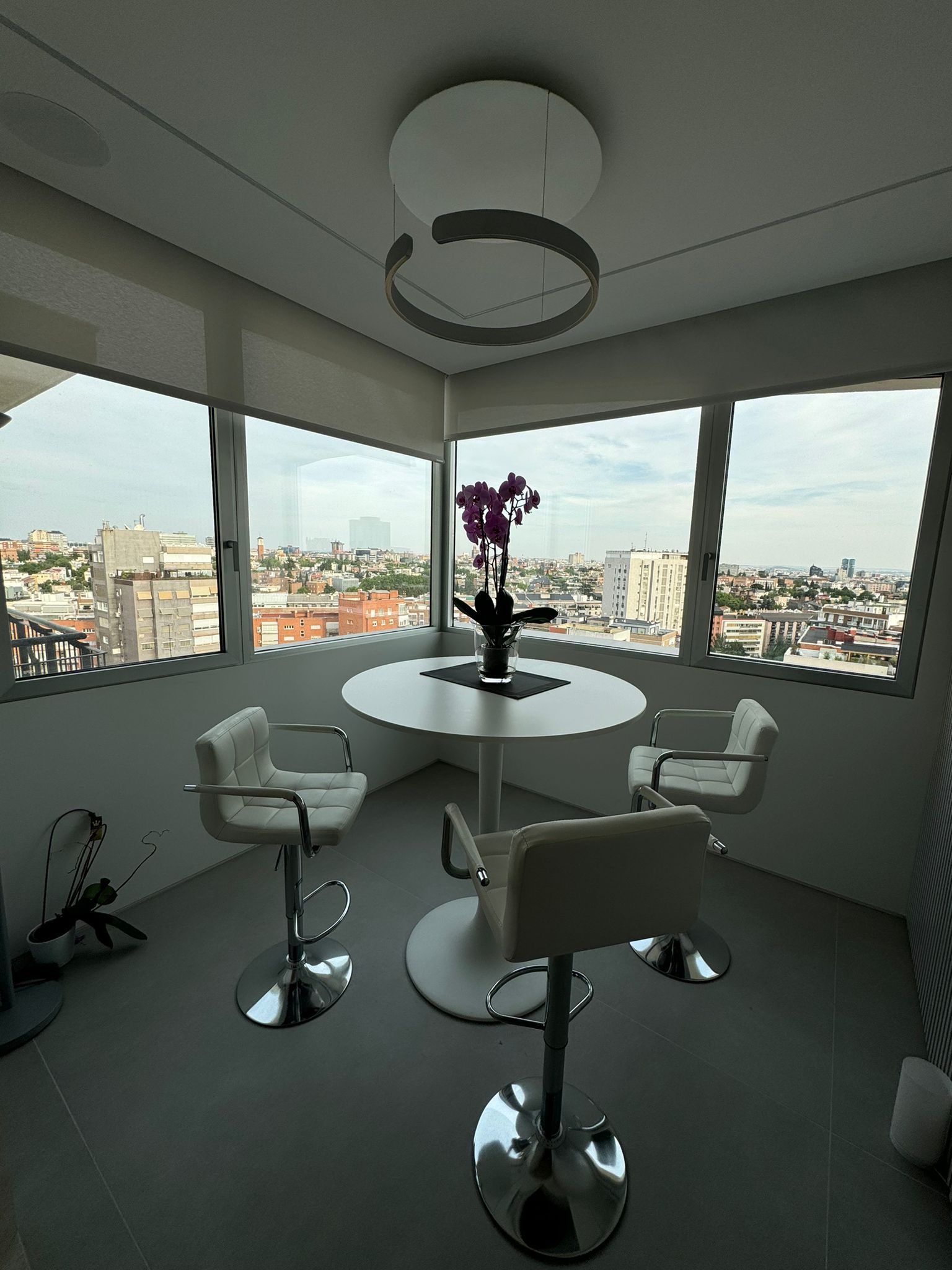 Sunroom acristalado con vistas panorámicas de Madrid
